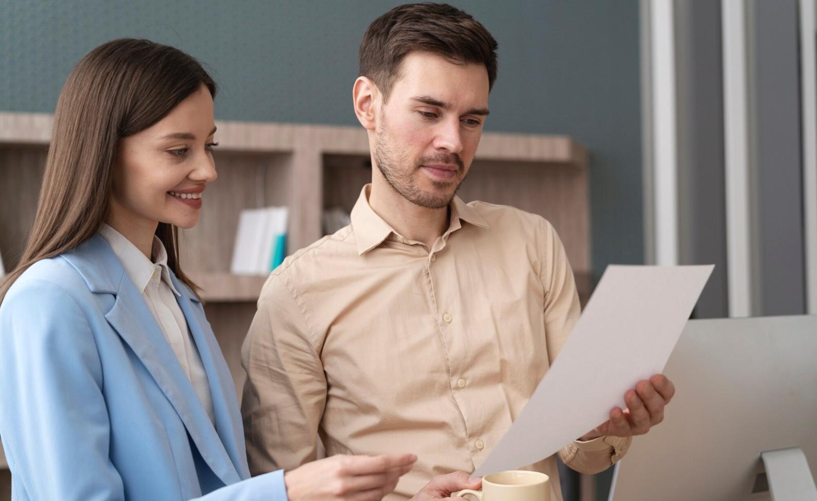 Sicherheitsexperten bei der Analyse von Banking-Sicherheitssystemen